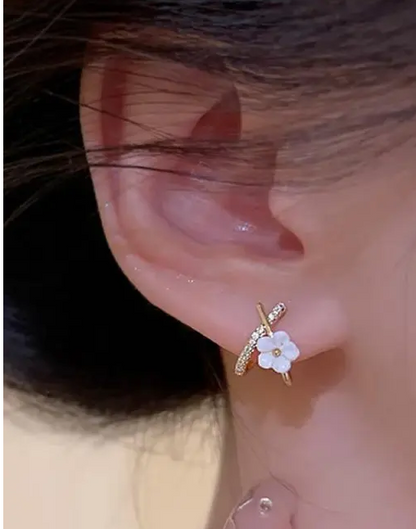 While Flower Gold Stud
