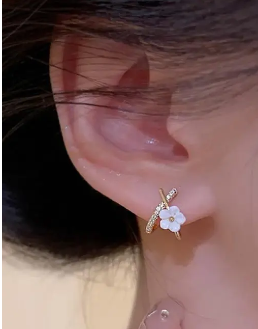 While Flower Gold Stud