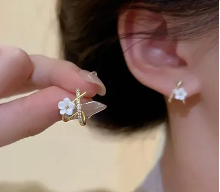 While Flower Gold Stud