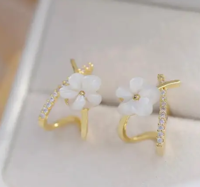 While Flower Gold Stud