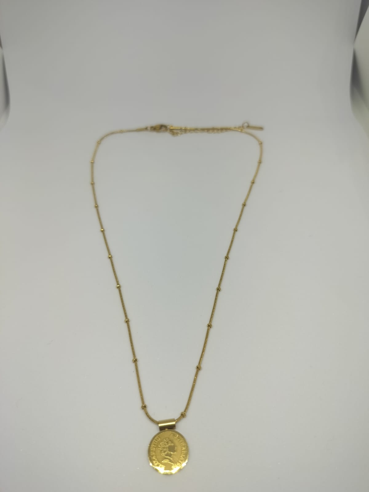 Round Elizabeth Pendant Golden Necklace