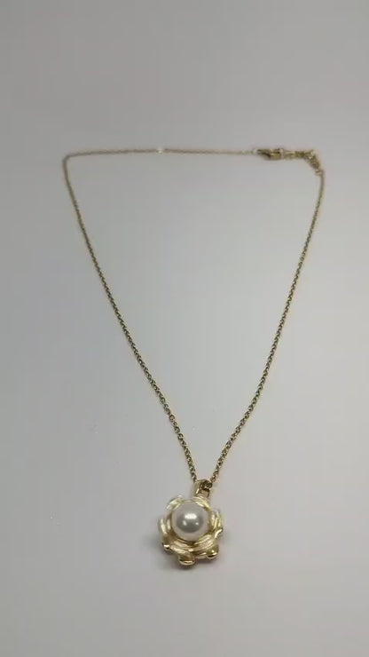 Rotating Pearl Pendant Necklace